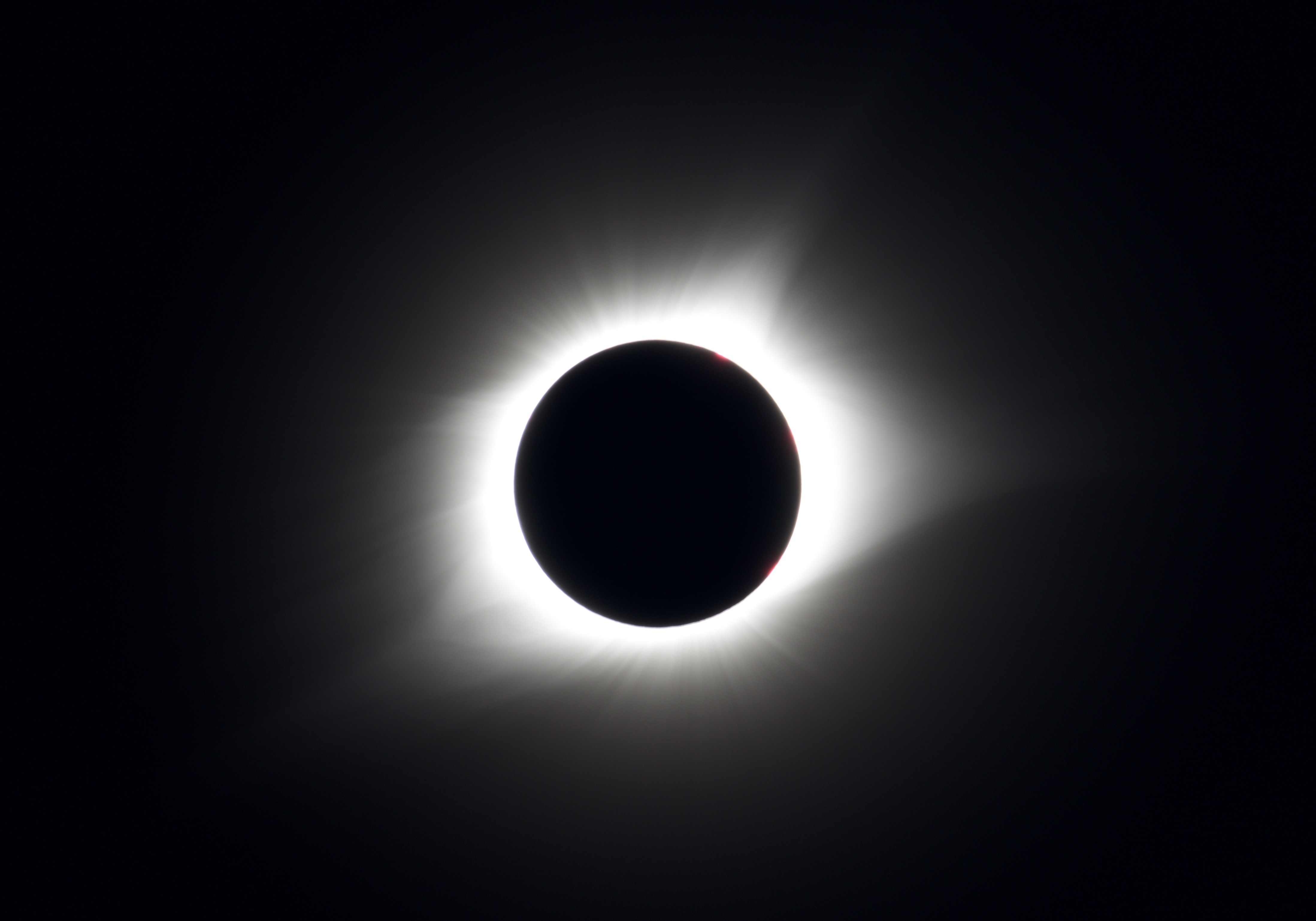 Middle solar corona during the 2017 eclipse